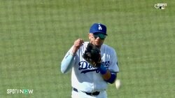 捕れなくてもアウト！ドジャースの名手がインフィールドフライで“珍落球” 降雨のち快晴、スタジアムの“独特天候”に四苦八苦