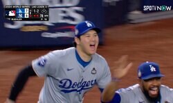 よっしゃー！ 大谷翔平、“全力ダッシュ”でWS初制覇に歓喜！「左肩のこと忘れてる」「世界一おめでとう」エモすぎた瞬間