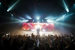 AK-69、キャリア最長となる31都市を巡る全国ツアーが開幕。SOLD OUTとなった初日大阪公演にはサプライズゲストでMC TYSONも出演！！