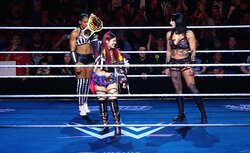 日本が世界に誇る女子レスラー、豪華衣装に“謎”の漢字4文字… 英国ファン熱狂で大チャントも