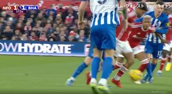 フィジカルモンスター登場！左から！右から！前から！怒涛の連続タックルを受けても弾き返すイングランド代表“候補”のヤバ過ぎる瞬間「ボコボコで草」