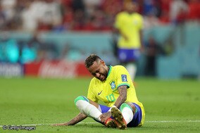 右足首負傷のネイマールがベンチで涙…チッチ監督「ワールドカップを続けられると信じている」