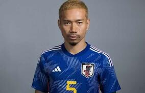 長友佑都が恩師のシューズを“靴磨き”  自ら磨きに行く姿に周囲も笑顔「これいつもやってるから」