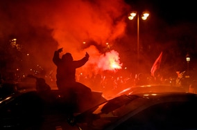 「暴徒化した」モロッコの快進撃にサポーターが各地で大暴れ！ フランスでは両国ファンが入り乱れ、機動隊が出動する事態に【W杯】