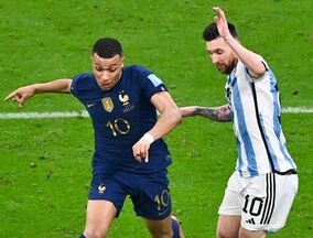 「２人の神が接触」決勝で衝撃パフォのメッシとエムバペ、さりげなく握手を交わしたシーンに反響！「このコンビがいてなぜパリSGはCLで優勝できないんだ？」【W杯】