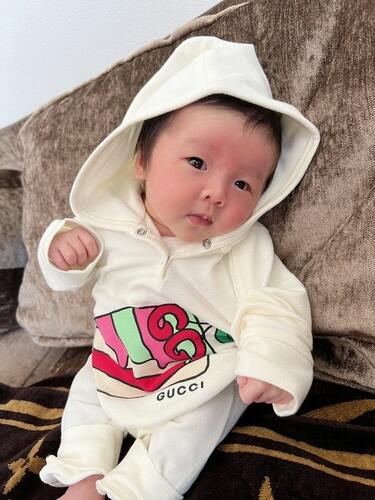 石田安奈『GUCCI』のベビー服を着た娘の姿を公開「可愛いすぎる
