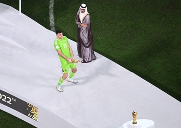 W杯優勝のアルゼンチンGKが下品ポーズ…「こんくらいふざけるヤツじゃ