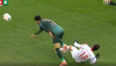 なんでキレてんの？ 菅原由勢、強烈タックル→相手を吹っ飛ばす瞬間「イラついてるな」闘志溢れるプレーで“宣戦布告”