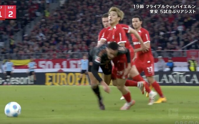 【写真・画像】強すぎだろ！ 堂安律、ドイツ代表MFのドリブルを吹っ飛ばす！「鬼メンタル」 イエロー覚悟の“強烈タックル”炸裂「むしろいいファウル」　1枚目