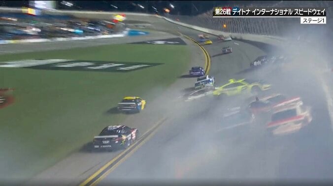 目の前で多重クラッシュ発生もほぼ無傷！ “奇跡的すり抜け”に現役最強ドライバー「俺はサンドイッチになってしまった」無線で驚き 2枚目