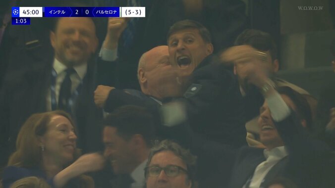 嘘だろ！超強烈PKが中継カメラを直撃！あり得ないゴール映像に「完全にぶっ壊した」「吹き飛んでるやん」SNS騒然 4枚目