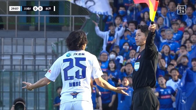 どっちのボール？タッチライン際の競り合いで“微妙”ジャッジ→副審に猛抗議でイエローカード「さすがにかわいそう」 4枚目