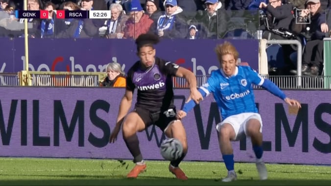 「なにすんの！」伊東純也、背後から“削られ”苦悶…「イエローだせ」「おいおい！」あわや捻挫の危険シーンにファン悲鳴 5枚目