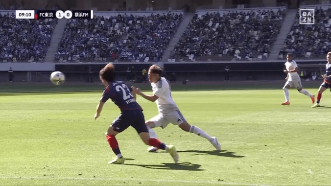 「うっま」19歳日本代表MFの高速“空中ターン”に衝撃！佐藤龍之介が胸トラップ→爆走ドリブルにファン「大好きすぎる」 4枚目