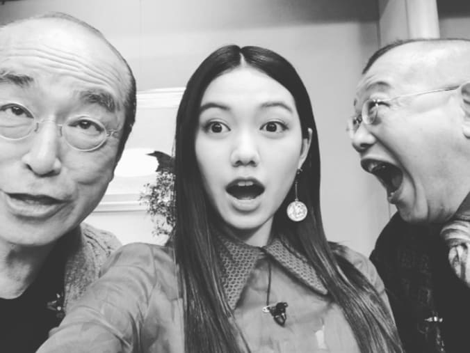 二階堂ふみ、志村けんと鶴瓶との３ショット公開　「アイーン」も披露 1枚目