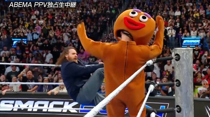 マスコットに顔面にキック→首が“360度ぐるり”