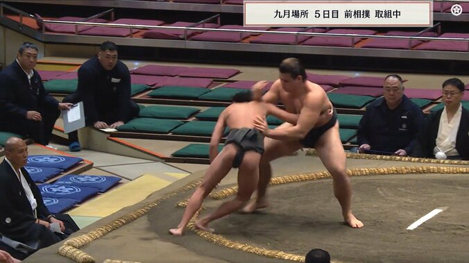 “57キロ”力士が一撃で「吹っ飛んだ」驚きの光景 「まぁそうなる」「最軽量頑張れ」励ましの声 5枚目