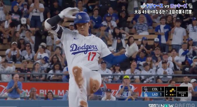 大谷翔平、第4打席でツーベースヒットを放ち決めポーズ