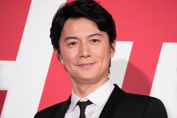 メガネ姿の福山雅治、斎藤工との“イケメン2ショット”が話題「カッコよすぎる」とファン悶絶 1枚目