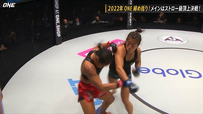 “目立ちすぎる”美人通訳が登場！ KO勝利の主役を上回る存在感に「かわいい」「仕事しすぎ」視聴者困惑 2枚目