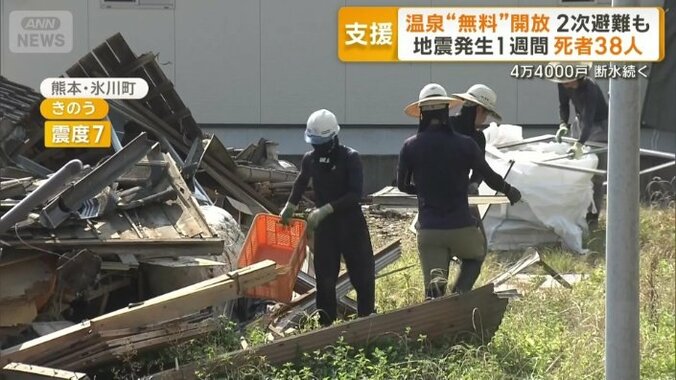 倒壊した家屋の片付けや撤去作業に追われる人々
