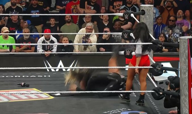 美しいお顔が… 女子王者の顔面を椅子に叩きつける“凶行”「これはまずい」実況ドン引き  2枚目