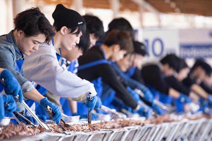 千鳥がギネス記録　“20メートル”巨大イカゲソ串を完成 14枚目