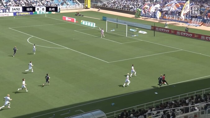 「副審のファウルやん」「ルールにない」まさかの珍事にスタジアム騒然「ついてないな」ライン際で審判にぶつかり転倒→ボールロストで選手に同情の声 5枚目