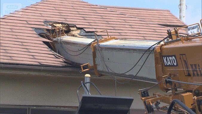 クレーン車横転、住宅を直撃　屋根に穴　住人「帰ったら刺さってた」　東京・品川区 1枚目