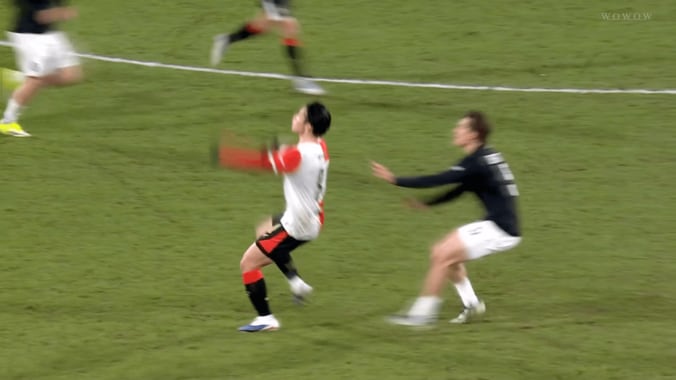 「世界にもそうそういない」上田綺世の“胸パス”に騒然！「ジャンプ力がバグ」イブラヒモビッチ級の身体能力に解説＆ファンが驚愕 5枚目