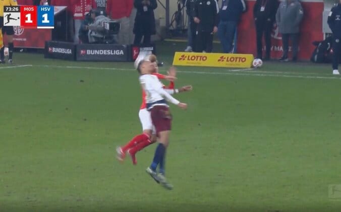 場内騒然！佐野海舟、まさかのアクシデント「エグいな」強烈“肘打ち”が顔面直撃！→相手DFをノックアウト… 空中戦のデュエルで激しく接触 4枚目