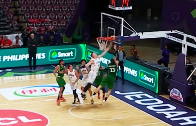 驚愕！ バスケ日本代表主将の“NBA級スーパーブロック”に大喝采「えぐすぎ」ホーキンソンが“試合を変えた”瞬間「羽が生えてるみたい」 2枚目