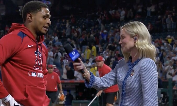 【写真・画像】球場騒然！ 今永昇太の内角攻めに“イライラ”「そらキレる」 釣り気味のボールで翻弄→相手打者が“マン振り三振”で荒れる　1枚目