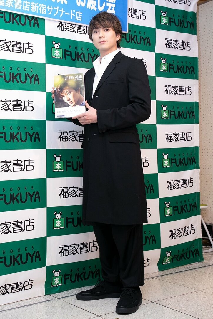 新田真剣佑、ベッドシーン撮影を振り返る「オジサン二人とシーツにくるまってます」