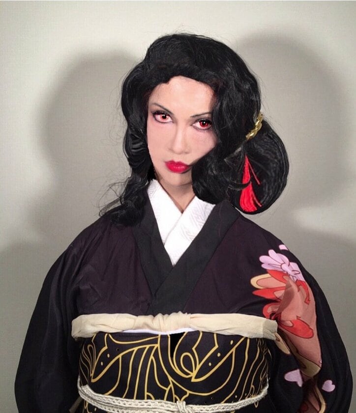叶姉妹「鬼滅の刃」ファビュラスすぎる究極生命体！ 宿敵・鬼舞辻無惨のコスプレを披露
