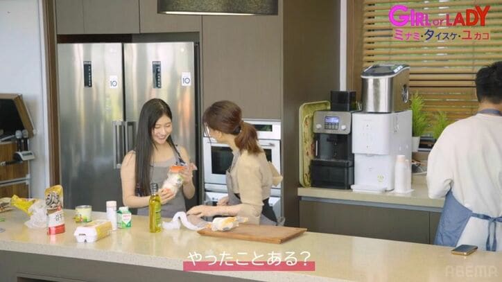 田中みな実似の33歳美女「力、抜いて…」恋愛経験ゼロの男性に優しく料理指導、大人のアプローチに男性がニヤニヤドキドキ