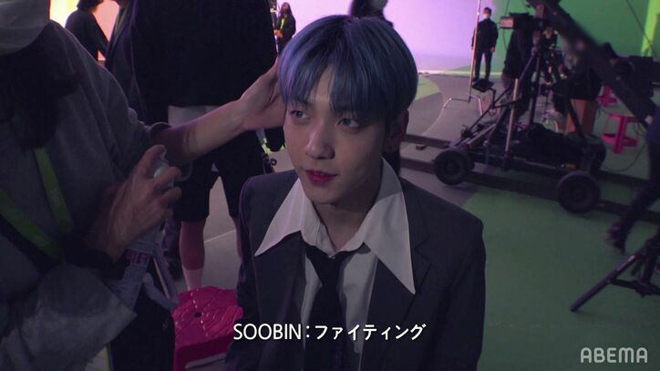 TOMORROW X TOGETHER、超貴重な新曲のMV撮影に密着！日本語の歌詞を確認する姿も