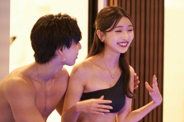 イケメンジム経営者、水着美女の腰に手を回し引き寄せ…「手だけにしておく?」官能的なボディタッチ炸裂