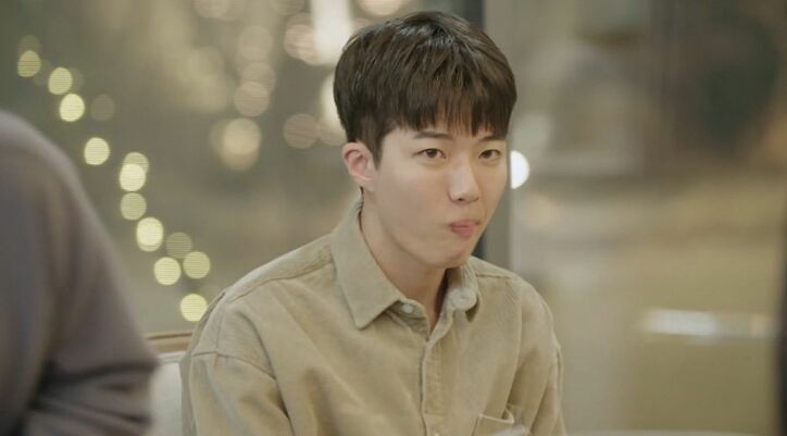 モテ美女が呆然…夕飯で彼女をめぐり2人の男の分かり易すぎるバトルが勃発！