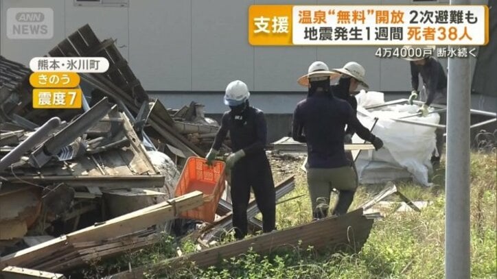 倒壊した家屋の片付けや撤去作業に追われる人々