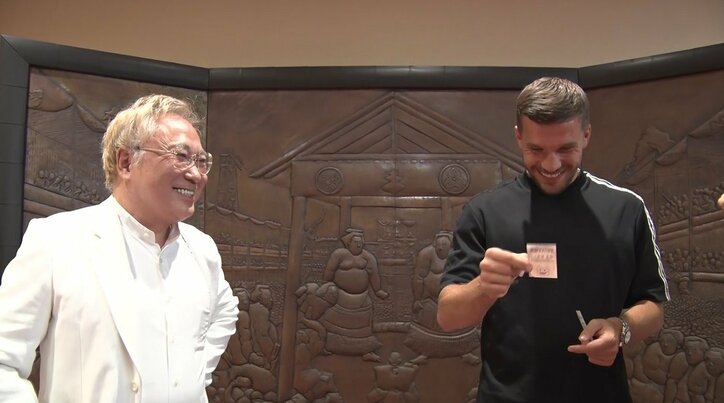 「イエス!」高須院長とポドルスキが夢の対談 整形前後の顔入り名刺にポドルスキ爆笑