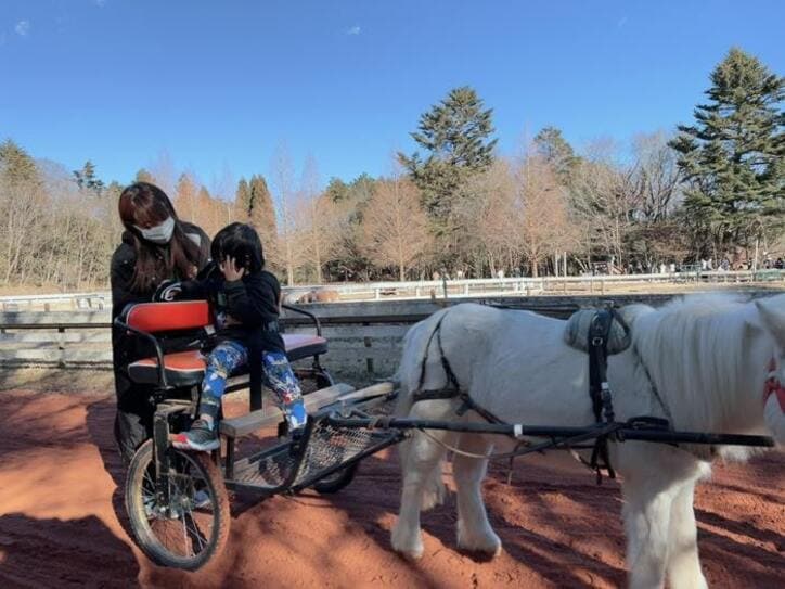  川崎希、息子が号泣して不機嫌だった理由「かっこいいお馬さんに乗りたかった」 