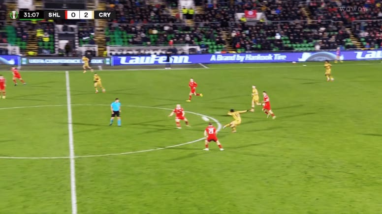 「１人だけクオリティが違いすぎる」鎌田大地の“芸術的ロングパス”にファン驚愕！「全てを支配してる」チャンス演出の瞬間