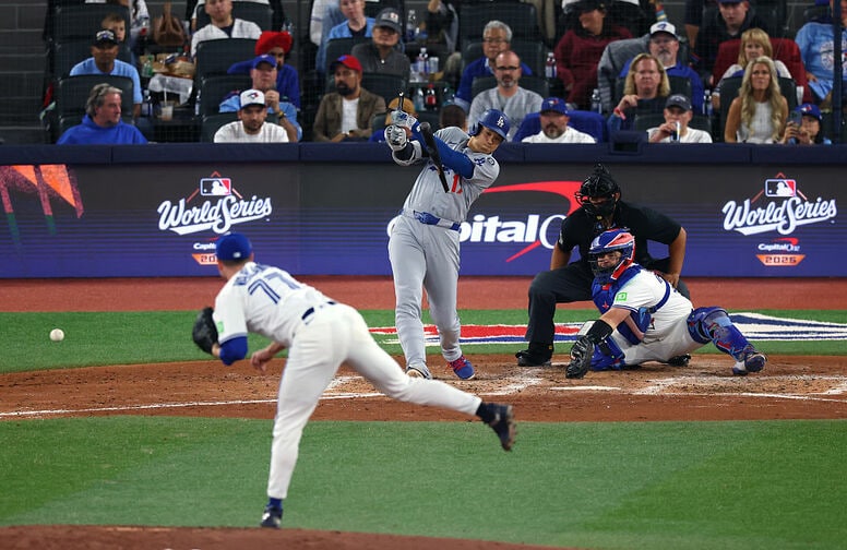 あれは誰…！？ バックネット裏に“気になる人物”「集中できない」「動いた！」ワールドシリーズ中継で“まさかの光景”「どっちを呪うのか？」