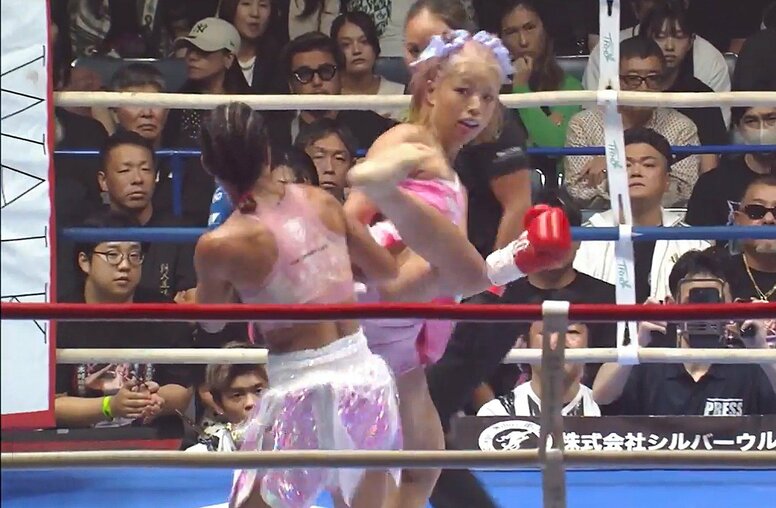 いま話題の“ツヨカワ”女子、『鬼滅の刃』甘露寺蜜璃ヘアで入場「一人だけ世界観が違う」「カワイイ」反響続々