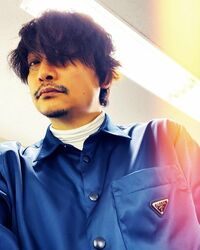 香取慎吾の口ひげをたくわえたワイルドなセルフショットに称賛の声「かっこよすぎ 寝れない」