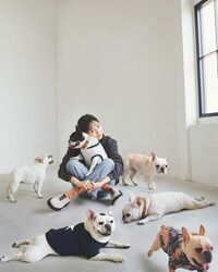 「かわいすぎる」「癒されるぅ！」川口春奈、フレンチブルドッグに囲まれたふれあいショットに絶賛の声