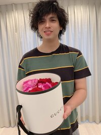 アレクサンダー『グッチケースに入れたお花でした❤️』