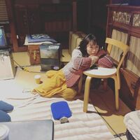 清野菜名、お茶目な上目遣いショットを披露 「目つき凄い！」「睨まれた、キュン」と反響