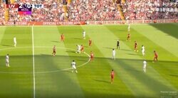 復活した潰し屋・リバプール遠藤航が怖すぎる…！ 爆速タックルで相手MFを完全に潰した瞬間　ファウル上等！鬼のチェックでトッテナムのビルドアップを妨害